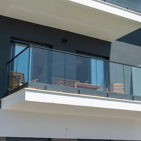 Contemporary One-bedroom 아파트 *